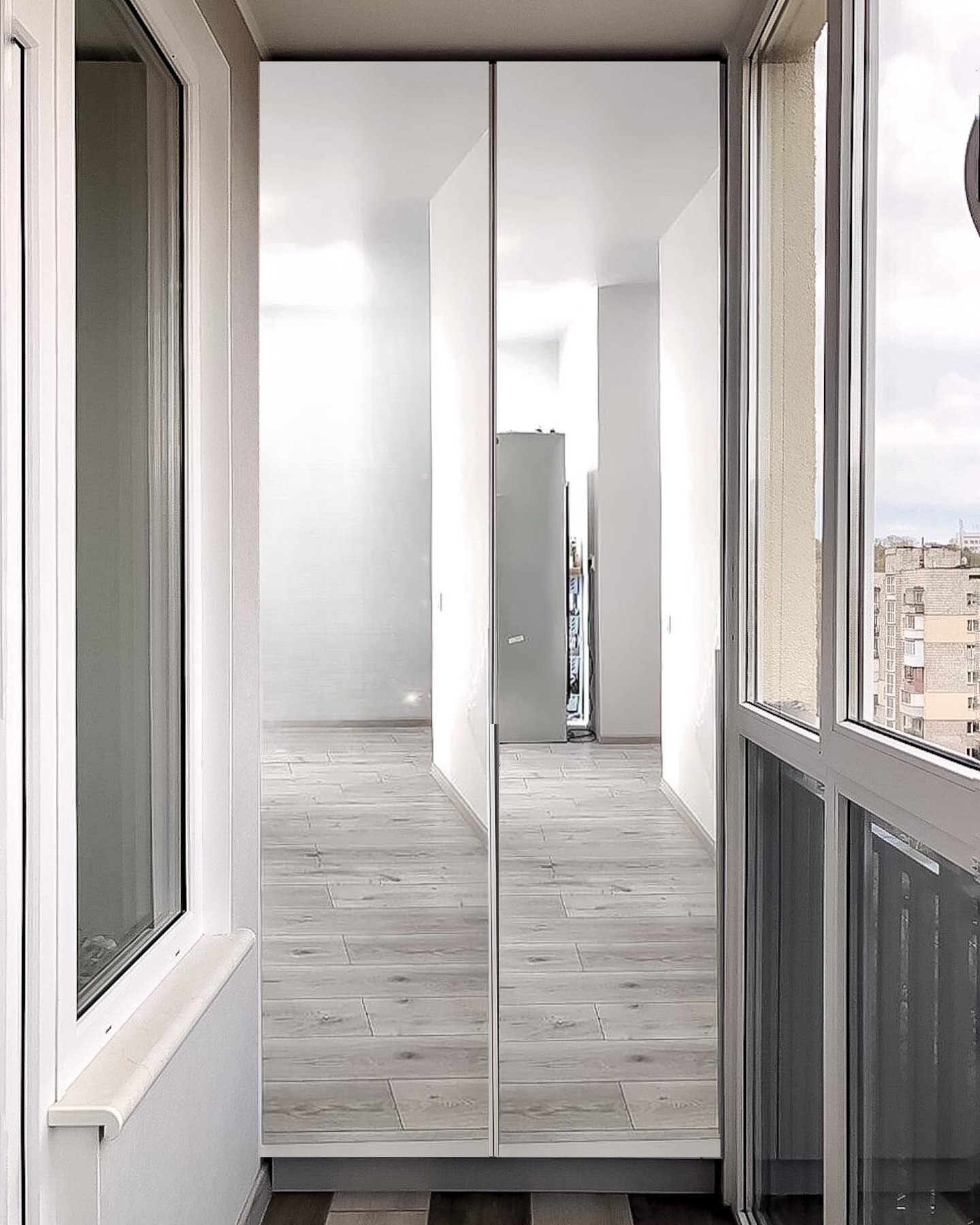 Шафа на двоє дверей з двома дзеркалами