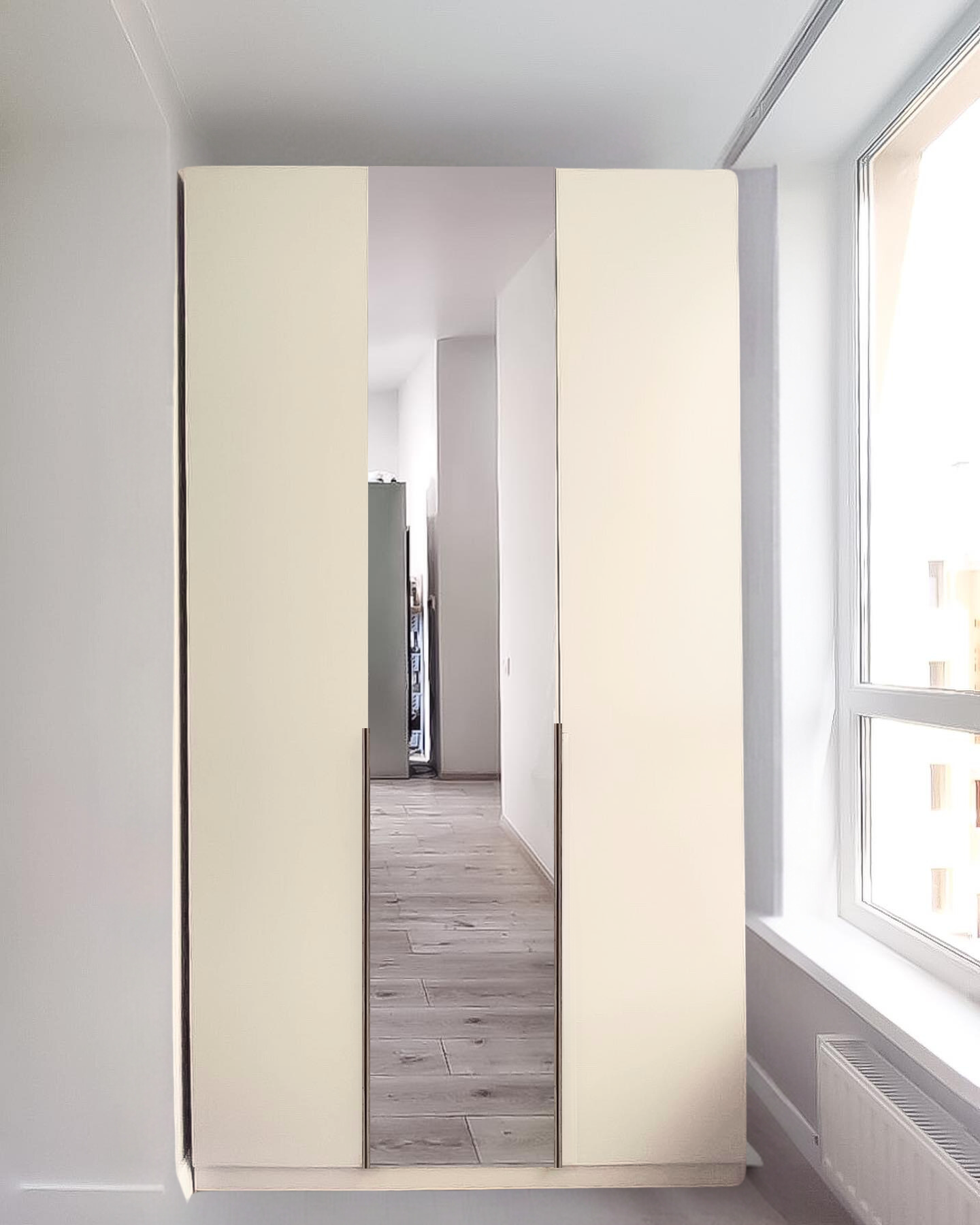 Шафа на троє дверей з двома висувними ящиками та дзеркалом