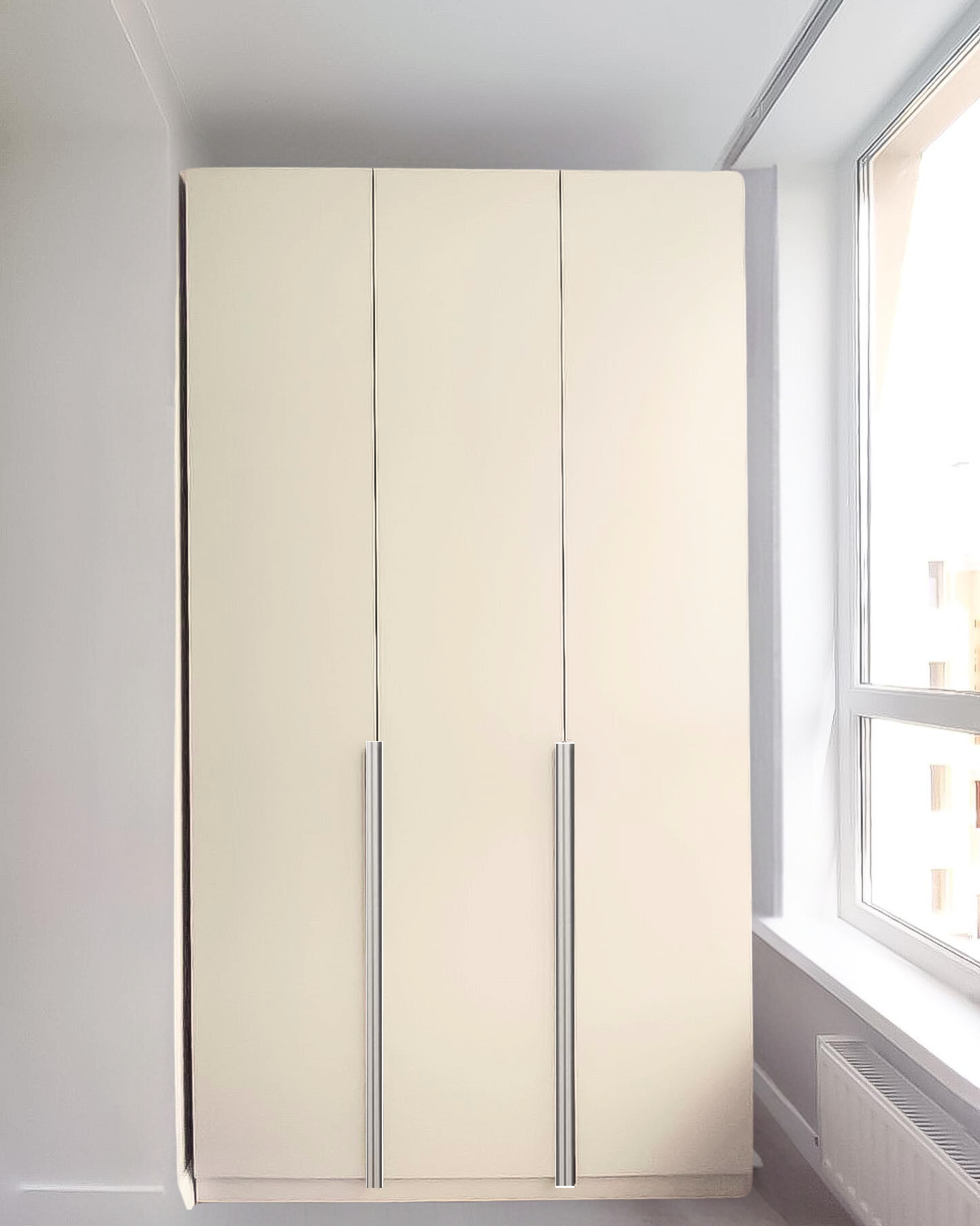 Шафа на троє дверей з чотирма висувними ящиками