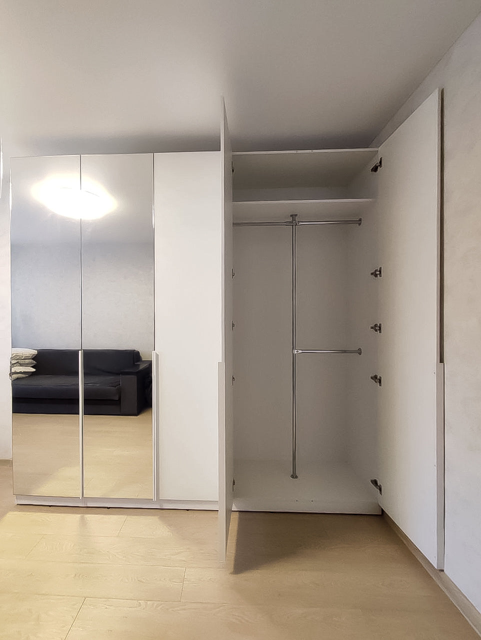 Шафа на п'ятеро дверей з двома дзеркалами та чотирма висувними ящиками