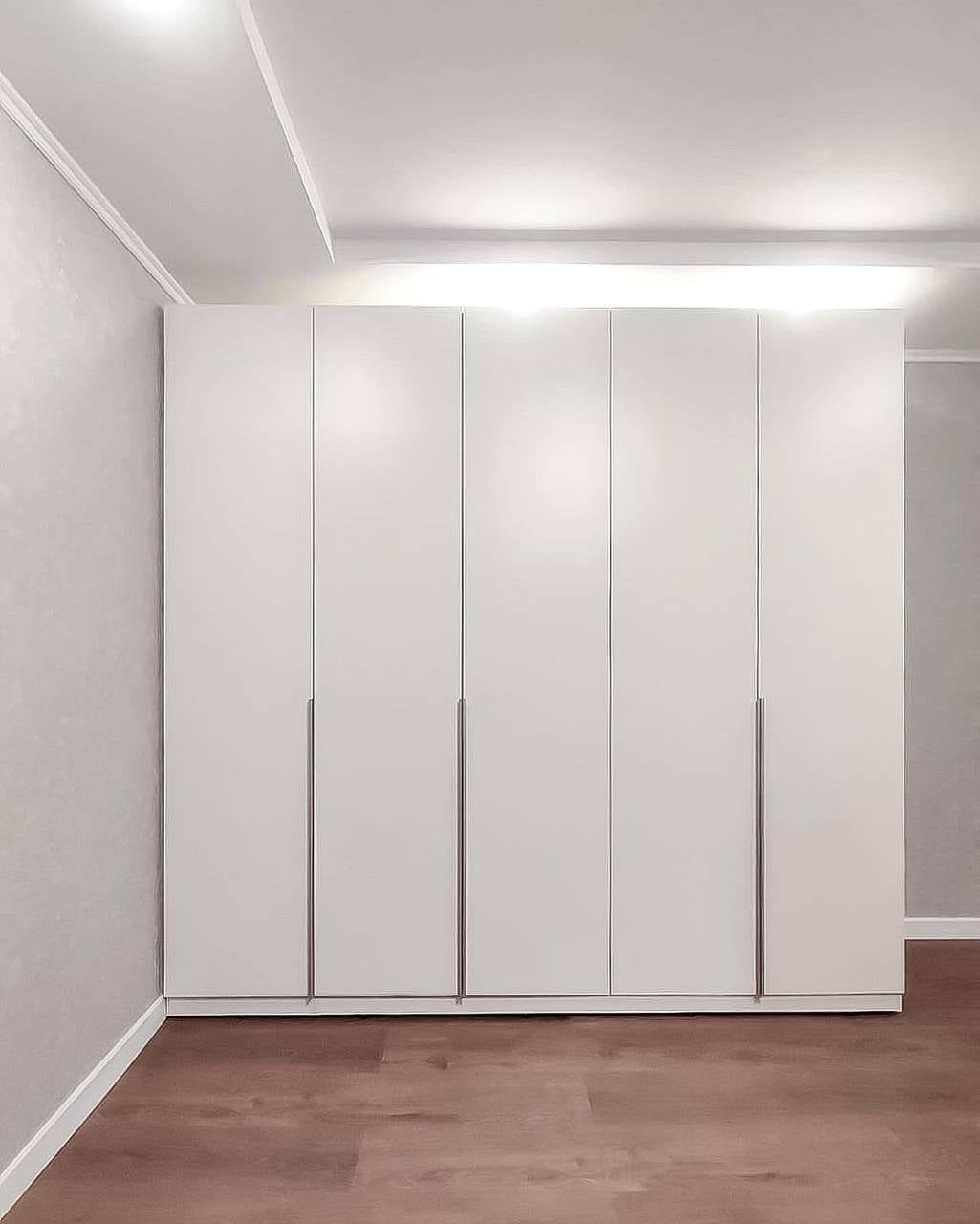 Шафа на п'ятеро дверей з чотирма висувними ящиками