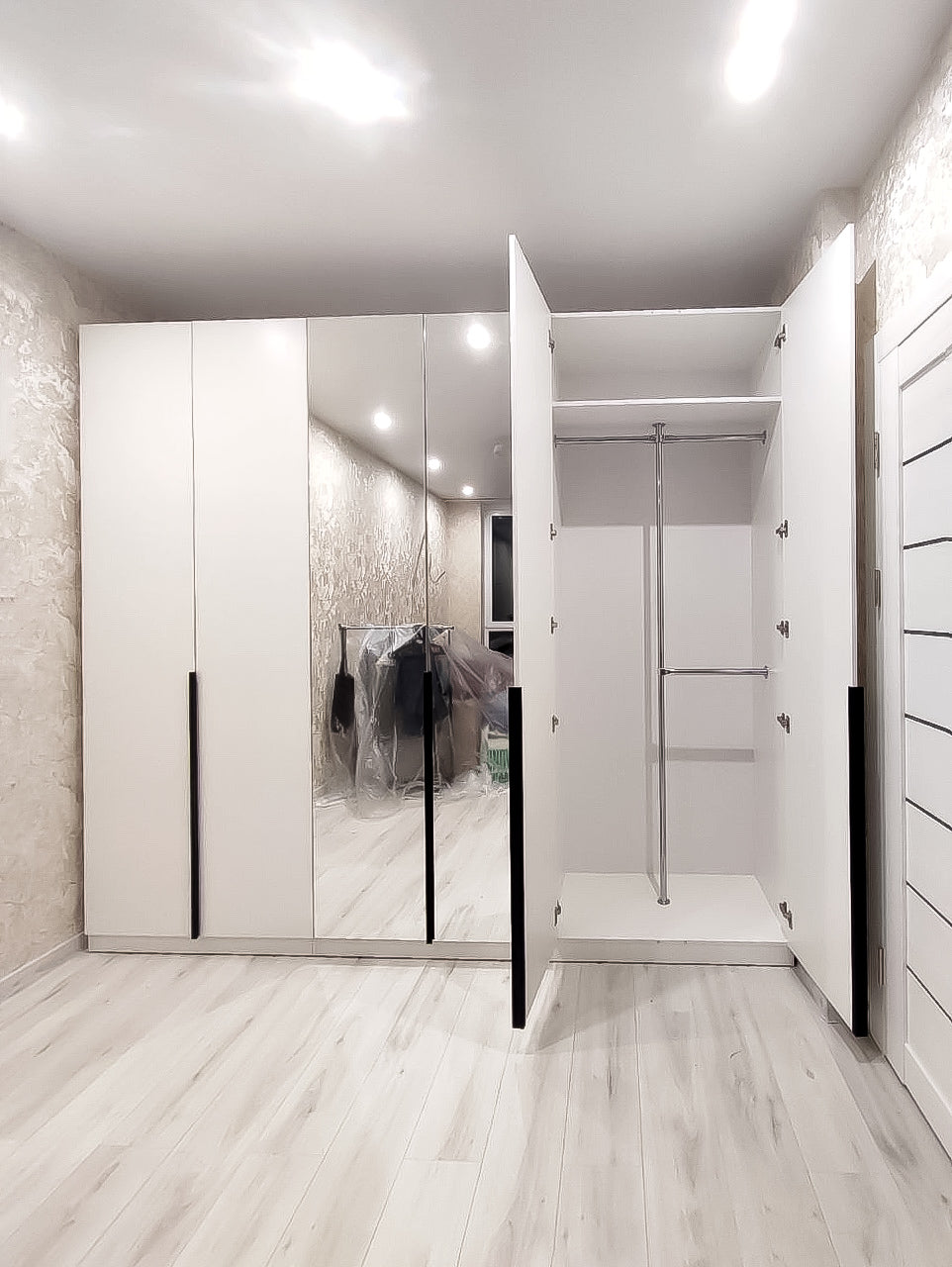 Шафа на шестеро дверей з двома дзеркалами та двома висувними ящиками