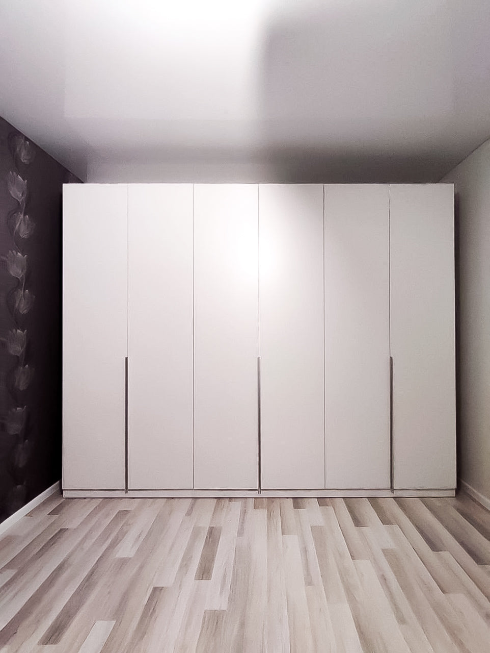 Шафа на шестеро дверей з чотирма висувними ящиками